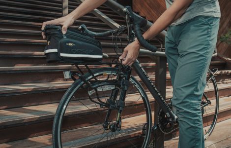 Alternative view of Topeak TetraRack R1 pakethållare gaffelmonterad Road fram